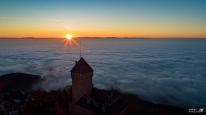 Haut-Koenigsbourg (67) au lever du jour sur un océan de nuages