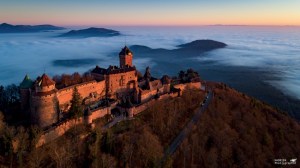 Haut-Koenigsbourg (67) au lever du jour sur un océan de nuages