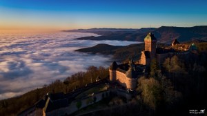 Haut-Koenigsbourg (67) au lever du jour sur un océan de nuages