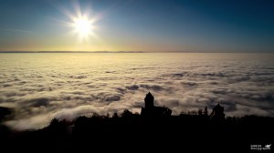 Haut-Koenigsbourg (67) au lever du jour sur un océan de nuages